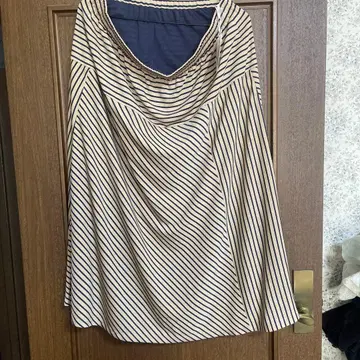 스트라이프 패턴 플레어 스커트 아이보리/네이비 핏미모아 EL