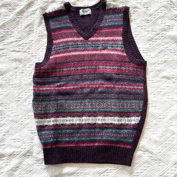 크로커다일 페어아일 패턴 울 베스트 원포인트 자수 스웨터