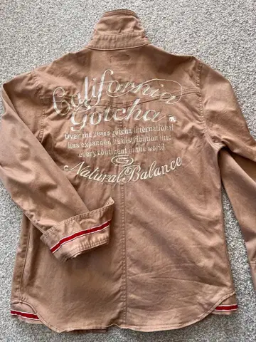 Gotcha 베이지 자수 버튼 셔츠