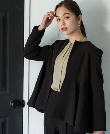 [ 택 포함 새상품 ] coca 페플럼 자켓 블랙