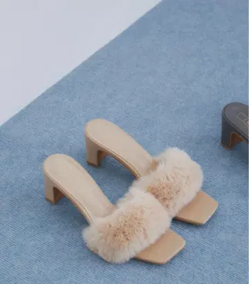 퍼 달린 베이지 오픈토 샌들 퍼 신발