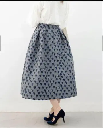 리아라바이피지 하트 자카드 턱 롱 스커트