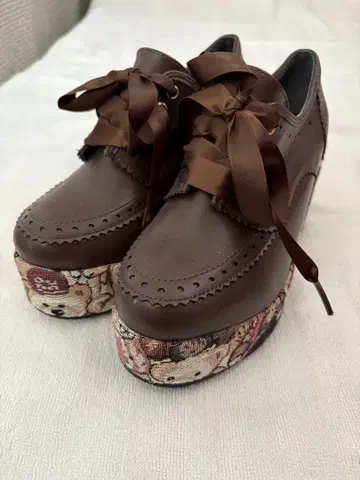 브라운 가죽 리본 포함 부티