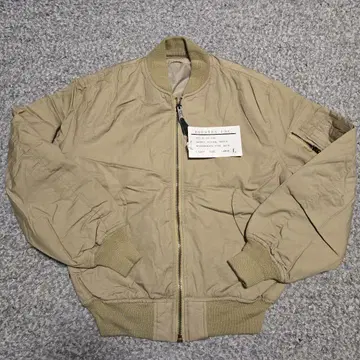 베이지 밀리터리 자켓 지퍼 포켓 부착