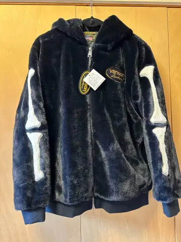 반손 스컬본 패턴 퍼 점퍼