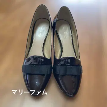 블랙 에나멜 리본 포함 펌프스