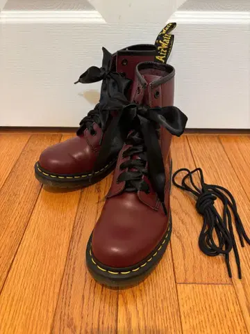 닥터마틴 1460 8홀 새틴 리본 포함