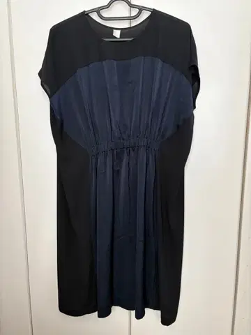 IAM I 네이비와 블랙의 무릎 기장 원피스