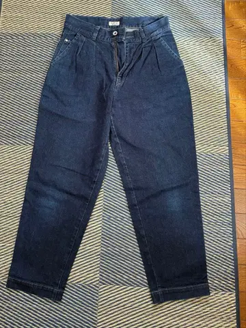 D.M.G. 턱 디테일 다크 블루 데님