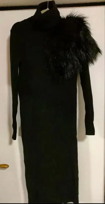 퍼 달린 블랙 니트 원피스