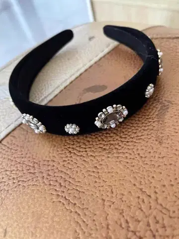 비쥬 장식 블랙 머리띠