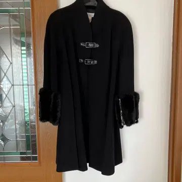 퍼 달린 블랙 롱 코트