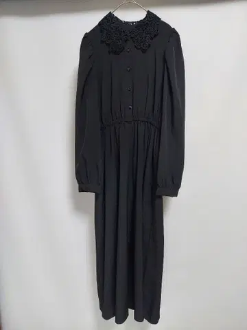 레이스 카라 부착 블랙 긴팔 원피스