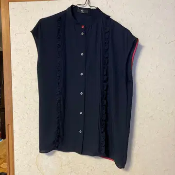 프릴 달린 슬리브리스 셔츠 네이비