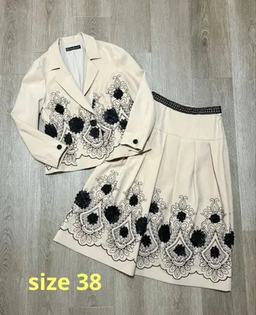 [ 새상품급 ] CHRISTIAN 자수 자켓, 스커트 세트