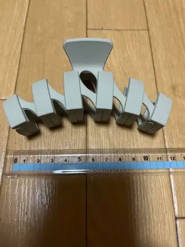 그레이의 크레센도형 헤어 클립