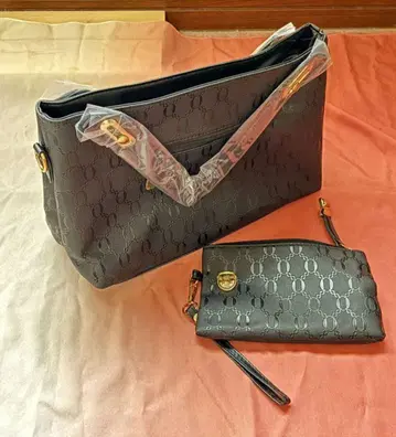 블랙 합성 피혁 핸드백과 파우치 세트