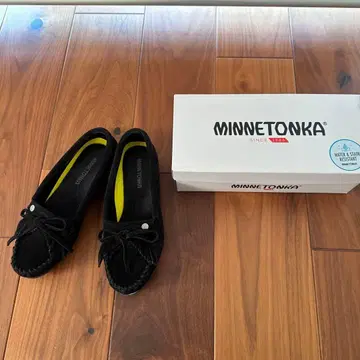 거의 미사용 MINNETONKA 블랙 플랫 모카신 신발