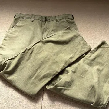 올리브 그린 워크 팬츠 백 포켓 부착