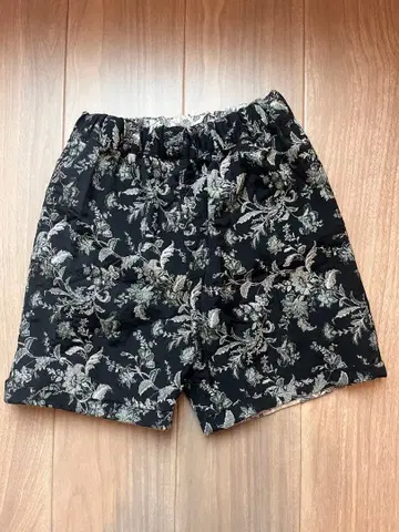 지나시스 가격표 포함 꽃무늬 숏팬츠 (블랙 베이지)