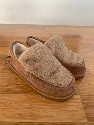 새상품급 MEI 베이지 스웨이드 퍼 슬립온 모카신