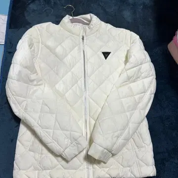 GUESS 화이트 퀼팅 자켓 남성용 L 사이즈