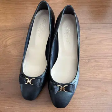 새상품 리본 포함 블랙 펌프스