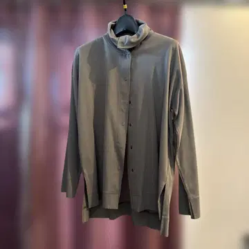 긴팔 셔츠, 겉옷으로도 활용 가능한 옅은 카키색