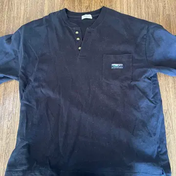 블랙 헨리넥 티셔츠 왼쪽 가슴 포켓