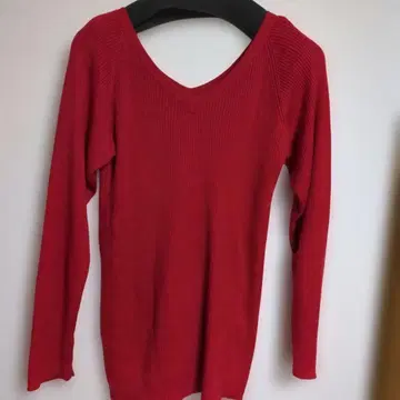 빨간색 리브 V넥 긴팔 스웨터
