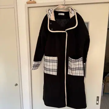 후드 부착 블랙 롱 코트