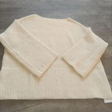 크림색 리브 니트 긴팔 니트