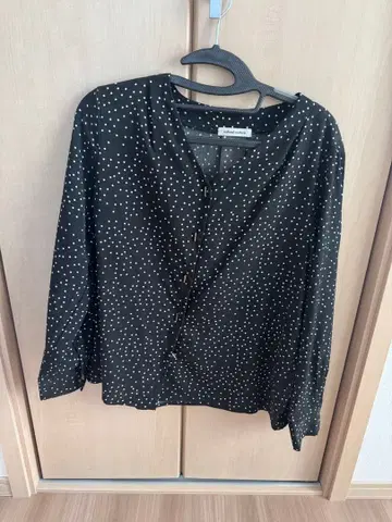 natural couture 바 버튼 V넥 도트 무늬 블라우스