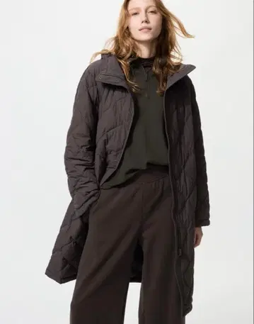 이번 시즌 UNIQLO 다크 브라운 퀼팅 롱 자켓 후드 부착