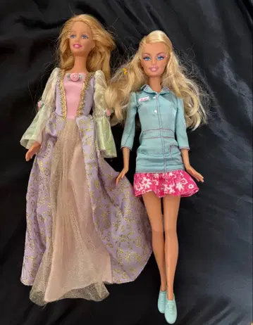 바비 인형 2체 세트 (드레스와 자켓)