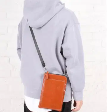 B.C.ISHUTAL 고급 광택이 특징인 오일 가공 미니 숄더백