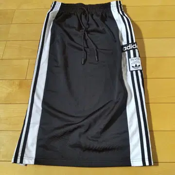 adidas 블랙 사이드 버튼 타이츠 스커트