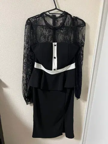 블랙 레이스 페플럼 드레스