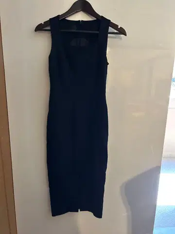 PINKO 블랙 슬리브리스 무릎 기장 원피스