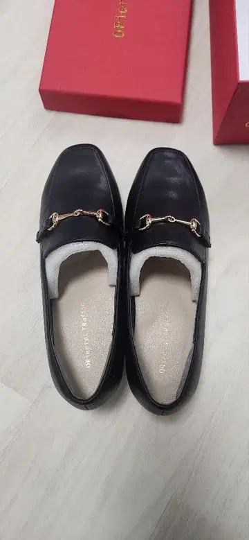 블랙 로퍼 골드 체인 장식