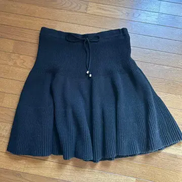 리브 블랙 플레어 스커트 무릎 기장