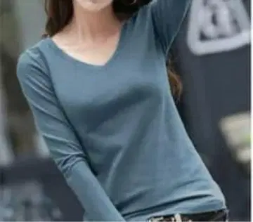 파란색 V넥 긴팔 티셔츠