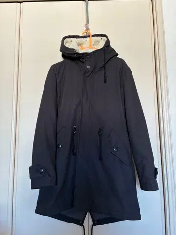 짙은 그레이 후드 부착 내 보아 모즈 코트