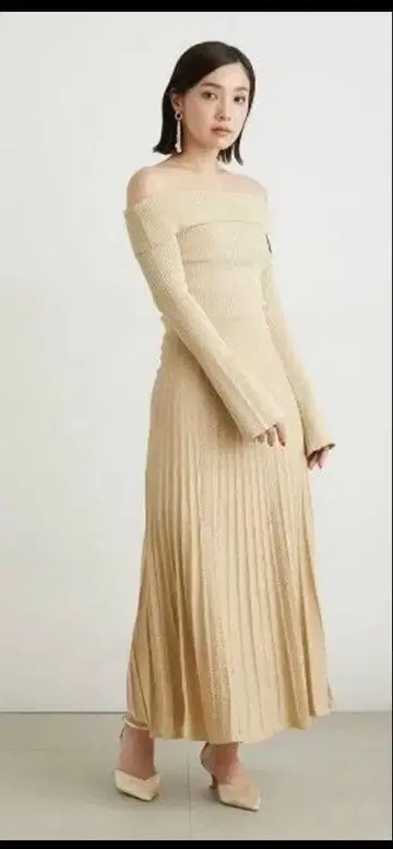 Lily Brown (릴리 브라운) 오프숄더 라메 니트 원피스