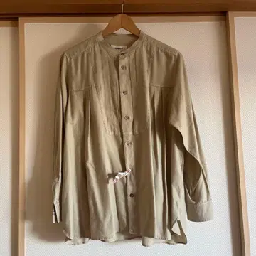 주카 베이지 버튼업 긴팔 셔츠