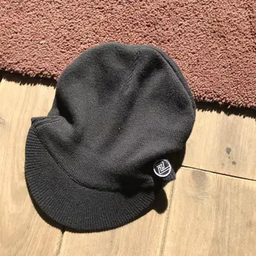 Z-FLEX 블랙 니트 캡 챙 부착 로고 부착