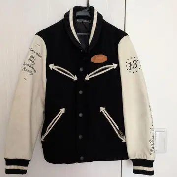 Unrivaled 바시티 자켓 블랙/화이트