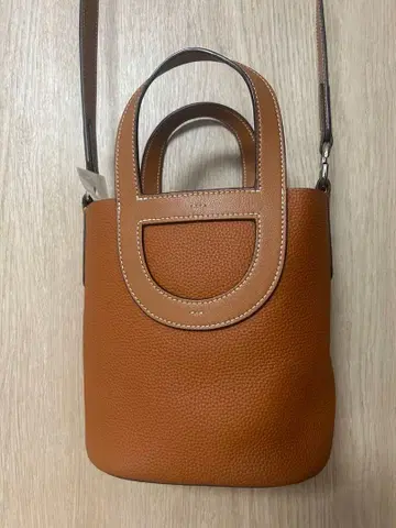브라운 숄더백 핸들 포함