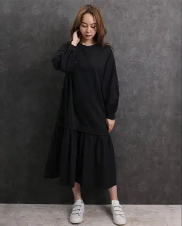 MARTHA 이소재 절개 블랙 원피스