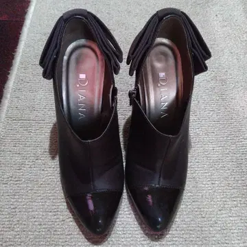 D.IANA 블랙 스틸레토 부티